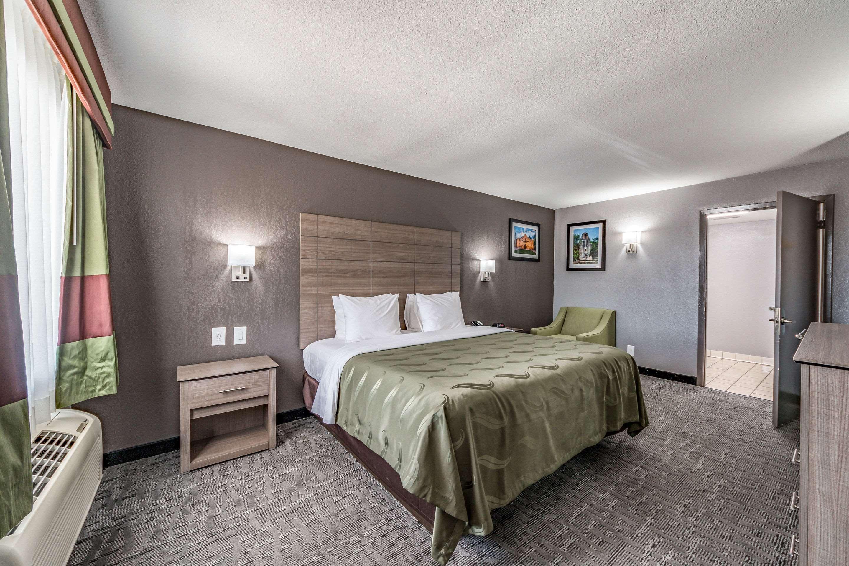 Quality Inn I-10 East Near Frost Bank Center San Antonio Buitenkant foto