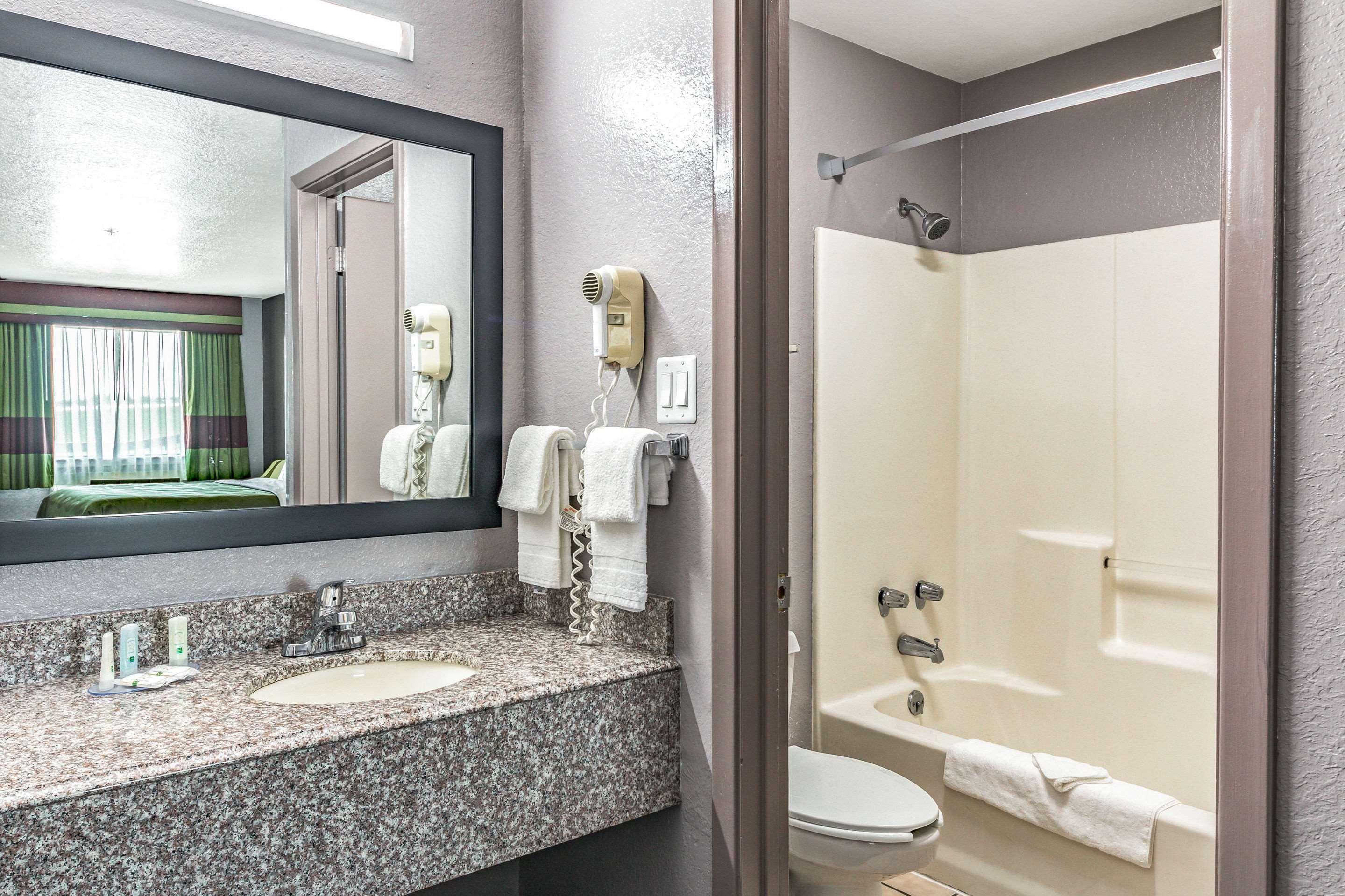 Quality Inn I-10 East Near Frost Bank Center San Antonio Buitenkant foto
